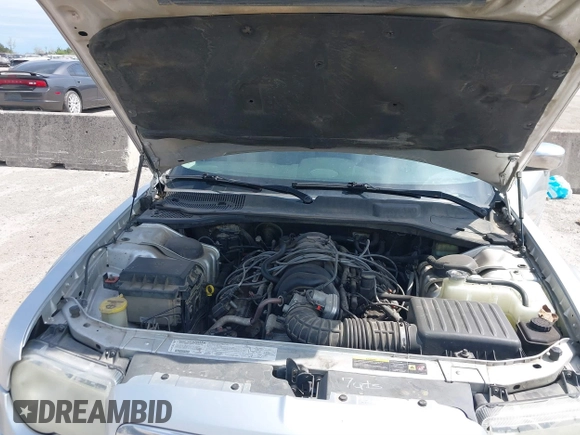 2005 Chrysler 300 with VIN 2C3JA63H05H693522, listed as a IAAI auction lot 41847279 with 162,037 mi miles. Bid and sale history available at carsss.com. Image 10.