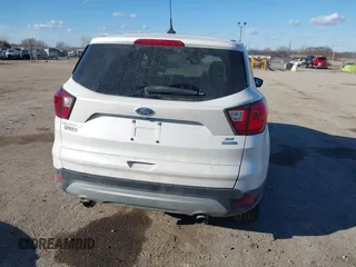 2019 Ford Escape SE z VIN 1FMCU9GD3KUC47731, wystawiony jako IAAI lot #41694244 z przebiegiem 77 059 mil mil oraz . Historia ofert i sprzedaży dostępna na DreamBid. Obrazek 17.