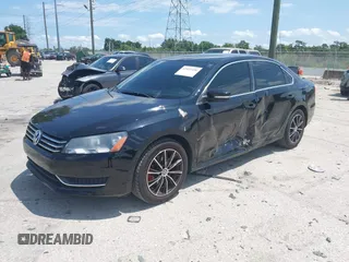 2013 Volkswagen Passat SE z VIN 1VWBP7A30DC043938, wystawiony jako IAAI lot #42411446 z przebiegiem 84 822 mil mil oraz . Historia ofert i sprzedaży dostępna na DreamBid. Obrazek 2.