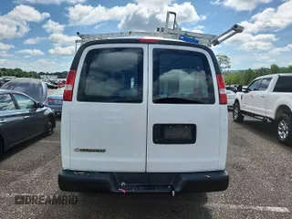 2018 Chevrolet Express Cargo z VIN 1GCWGAFP7J1337793, wystawiony jako IAAI lot #42854414 z przebiegiem 151 274 mil mil oraz . Historia ofert i sprzedaży dostępna na DreamBid. Obrazek 8.
