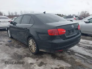 2014 Volkswagen Jetta SEL z VIN 3VWL17AJ6EM428036, wystawiony jako IAAI lot #41716470 z przebiegiem 171 805 mil mil oraz . Historia ofert i sprzedaży dostępna na DreamBid. Obrazek 3.