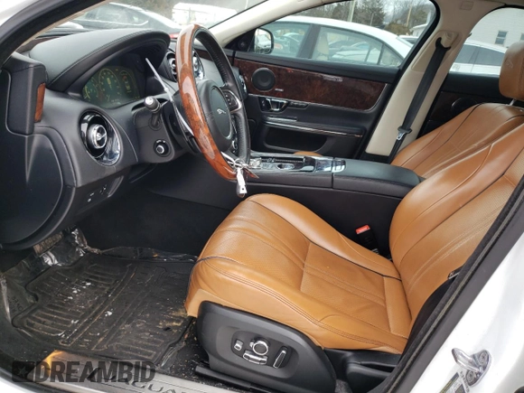 2016 Jaguar XJ R-Sport z VIN SAJWJ1CD6G8W00627, wystawiony jako Copart lot #38892104 z przebiegiem 106 313 mil mil oraz . Historia ofert i sprzedaży dostępna na DreamBid. Obrazek 7.
