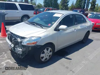 2009 Toyota Yaris z VIN JTDBT903591344784, wystawiony jako IAAI lot #42402332 z przebiegiem 173 865 mil mil oraz . Historia ofert i sprzedaży dostępna na DreamBid. Obrazek 2.