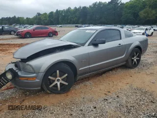 2006 Ford Mustang GT Deluxe z VIN 1ZVFT82H665215104, wystawiony jako Copart lot #51335245 z przebiegiem 202 407 mil mil oraz Szkoda całkowita • Salvage title. Historia ofert i sprzedaży dostępna na DreamBid. Obrazek 1.