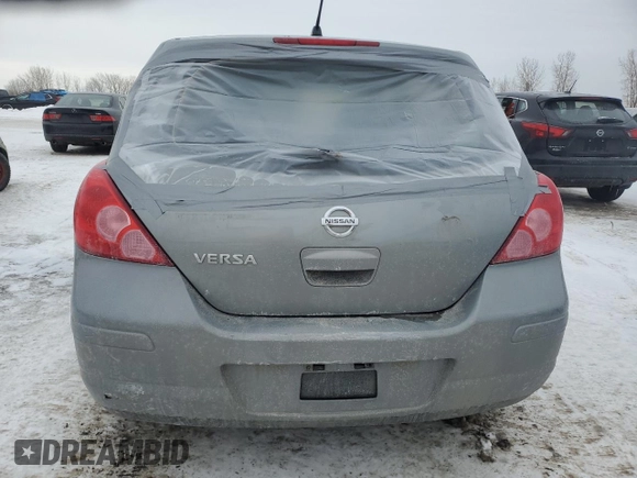 2010 Nissan Versa S z VIN 3N1BC1CP2AL403483, wystawiony jako Copart lot #46394465 z przebiegiem 270 270 mil mil oraz Szkoda całkowita • Salvage title. Historia ofert i sprzedaży dostępna na DreamBid. Obrazek 6.