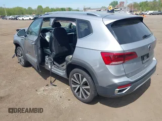2023 Volkswagen Taos SE z VIN 3VVEX7B24PM342309, wystawiony jako IAAI lot #42138958 z przebiegiem 18 787 mil mil oraz . Historia ofert i sprzedaży dostępna na DreamBid. Obrazek 3.