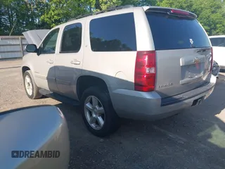 2007 Chevrolet Tahoe LTZ z VIN 1GNFK130X7J298560, wystawiony jako IAAI lot #42127703 z przebiegiem 268 095 mil mil oraz . Historia ofert i sprzedaży dostępna na DreamBid. Obrazek 3.