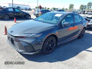 2025 Toyota Camry LE z VIN 4T1DAACK4SU572097, wystawiony jako IAAI lot #41827762 z przebiegiem 8 106 mil mil oraz . Historia ofert i sprzedaży dostępna na DreamBid. Obrazek 2.