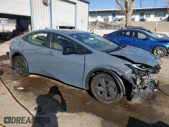 2024 Toyota Prius LE z VIN JTDACAAU2R3028428, wystawiony jako Copart lot #47221845 z przebiegiem Nie podano mil oraz Nie do naprawy • Non repairable. Historia ofert i sprzedaży dostępna na DreamBid. Obrazek 4.