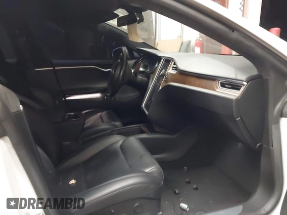 2017 Tesla Model S 100D z VIN 5YJSA1E2XHF224671, wystawiony jako IAAI lot #42665581 z przebiegiem 128 517 mil mil oraz . Historia ofert i sprzedaży dostępna na DreamBid. Obrazek 5.