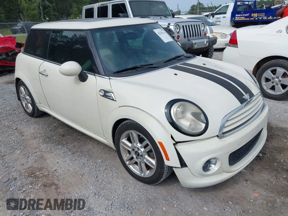 2011 MINI Hardtop z VIN WMWSU3C53BT182779, wystawiony jako IAAI lot #42278116 z przebiegiem 83 970 mil mil oraz . Historia ofert i sprzedaży dostępna na DreamBid. Obrazek 1.