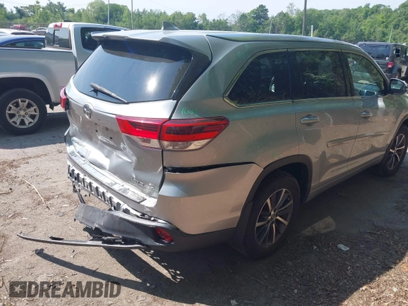 2018 Toyota Highlander SE z VIN 5TDJZRFH8JS526290, wystawiony jako IAAI lot #42393316 z przebiegiem 69 650 mil mil oraz . Historia ofert i sprzedaży dostępna na DreamBid. Obrazek 4.