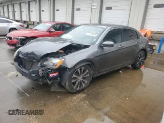 2012 Chrysler 200 Touring z VIN 1C3CCBBG3CN296962, wystawiony jako Copart lot #57275335 z przebiegiem 151 466 mil mil oraz Szkoda całkowita • Salvage title. Historia ofert i sprzedaży dostępna na DreamBid. Obrazek 1.