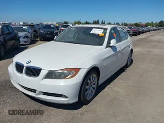 2006 BMW 3 Series 330i with VIN WBAVB335X6KS37226, listed as a IAAI auction lot 40297948 with 186,788 mi miles. Bid and sale history available at carsss.com. Image 2.