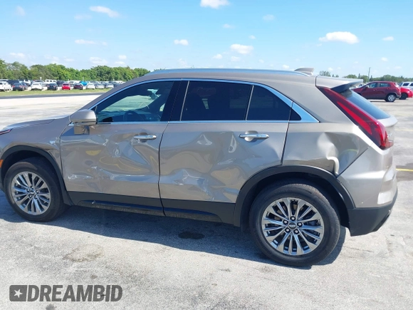 2025 Cadillac XT4 FWD Premium Luxury z VIN 1GYFZCR41SF152998, wystawiony jako IAAI lot #42318061 z przebiegiem 9521 mil mil oraz . Historia ofert i sprzedaży dostępna na DreamBid. Obrazek 14.