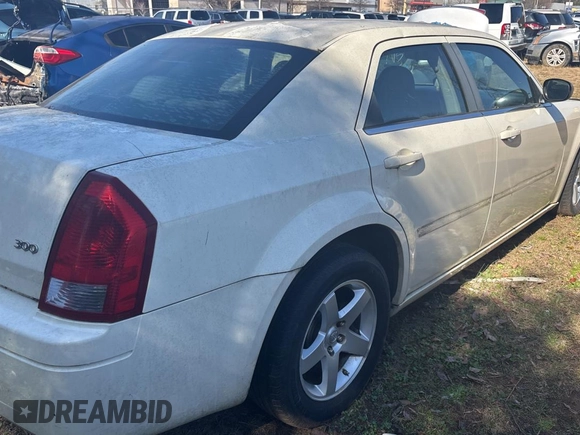 2005 Chrysler 300 with VIN 2C3JA43R85H635204, listed as a Copart auction lot 43976725 with 1 mi miles and Clean Title. Bid and sale history available at carsss.com. Image 4.