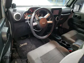 2010 Jeep Wrangler Sahara z VIN 1J4GA5D17AL109979, wystawiony jako Copart lot #45081225 z przebiegiem 190 826 mil mil oraz Szkoda całkowita • Salvage title. Historia ofert i sprzedaży dostępna na DreamBid. Obrazek 8.