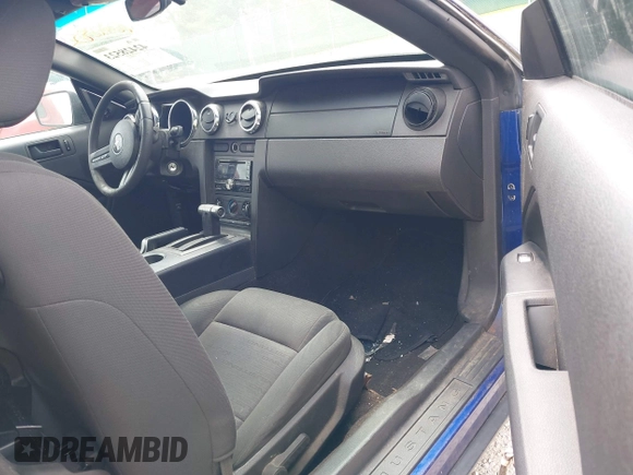 2005 Ford Mustang Deluxe z VIN 1ZVFT80N855245440, wystawiony jako IAAI lot #42428523 z przebiegiem 200 198 mil mil oraz . Historia ofert i sprzedaży dostępna na DreamBid. Obrazek 5.