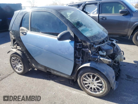 2011 Smart fortwo Pure z VIN WMEEJ3BA2BK427313, wystawiony jako Copart lot #46875525 z przebiegiem 90 435 mil mil oraz Szkoda całkowita • Salvage title. Historia ofert i sprzedaży dostępna na DreamBid. Obrazek 4.