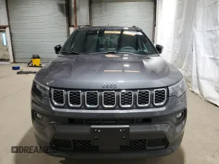 2024 Jeep Compass Latitude z VIN 3C4NJDBN3RT120345, wystawiony jako Copart lot #45423375 z przebiegiem 985 mil mil oraz Czysty tytuł • Clean title. Historia ofert i sprzedaży dostępna na DreamBid. Obrazek 5.