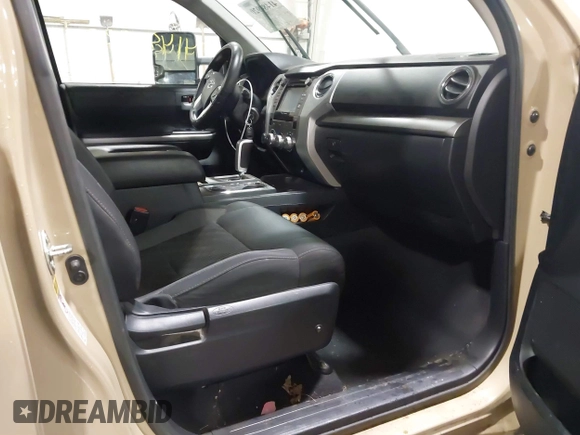 2017 Toyota Tundra SR z VIN 5TFUY5F19HX583033, wystawiony jako IAAI lot #41484920 z przebiegiem 112 206 mil mil oraz . Historia ofert i sprzedaży dostępna na DreamBid. Obrazek 5.