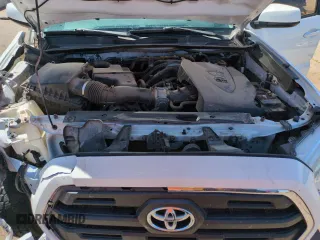 2017 Toyota Tacoma SR5 z VIN 5TFAZ5CN5HX048708, wystawiony jako Copart lot #53750475 z przebiegiem 104 861 mil mil oraz Szkody całkowita. Historia ofert i sprzedaży dostępna na DreamBid. Obrazek 11.