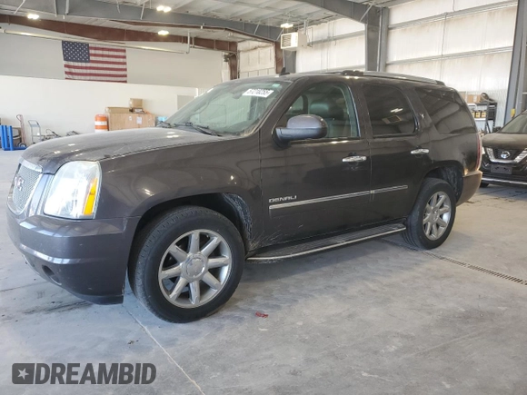 2010 GMC Yukon Denali z VIN 1GKUKEEFXAR179946, wystawiony jako Copart lot #57218255 z przebiegiem 155 971 mil mil oraz Czysty tytuł • Clean title. Historia ofert i sprzedaży dostępna na DreamBid. Obrazek 1.