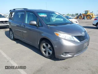 2014 Toyota Sienna LE AAS z VIN 5TDKK3DC7ES427253, wystawiony jako IAAI lot #42408484 z przebiegiem 172 430 mil mil oraz . Historia ofert i sprzedaży dostępna na DreamBid. Obrazek 1.
