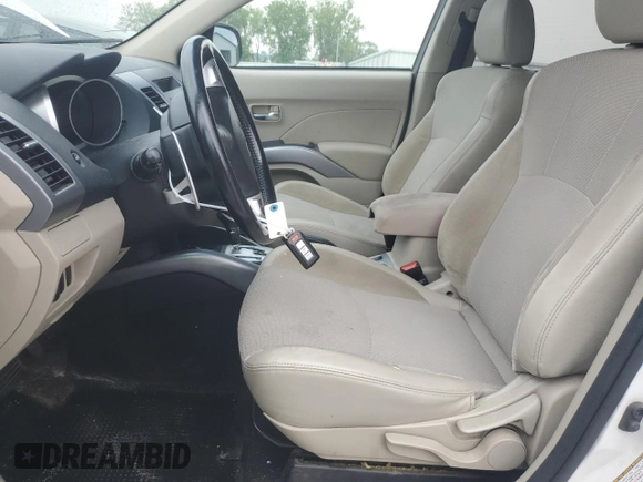 2011 Mitsubishi Outlander SE z VIN JA4AS3AW6BU007141, wystawiony jako Copart lot #60045045 z przebiegiem 180 020 mil mil oraz Czysty tytuł • Clean title. Historia ofert i sprzedaży dostępna na DreamBid. Obrazek 7.