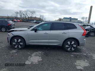 2024 Volvo XC60 Recharge Plug-In Hybrid Plus Dark Theme with VIN YV4H60DL1R1763252, listed as a IAAI auction lot 41731933 with 8,959 mi miles. Bid and sale history available at carsss.com. Image 14.