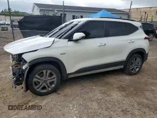 2022 Kia Seltos S z VIN KNDEUCAA8N7261717, wystawiony jako Copart lot #55783595 z przebiegiem 96 482 mil mil oraz Tytuł czysty. Historia ofert i sprzedaży dostępna na DreamBid. Obrazek 1.