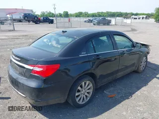 2014 Chrysler 200 Touring z VIN 1C3CCBBG7EN114229, wystawiony jako IAAI lot #42233900 z przebiegiem 194 314 mil mil oraz . Historia ofert i sprzedaży dostępna na DreamBid. Obrazek 4.