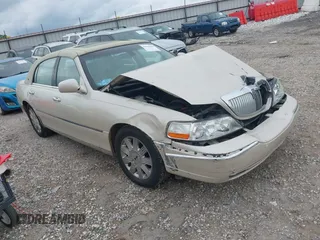 2003 Lincoln Town Car Cartier z VIN 1LNHM83W93Y600703, wystawiony jako IAAI lot #42106463 z przebiegiem 101 856 mil mil oraz . Historia ofert i sprzedaży dostępna na DreamBid. Obrazek 1.