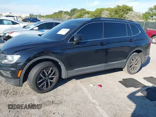 2020 Volkswagen Tiguan SE z VIN 3VV3B7AX1LM019574, wystawiony jako IAAI lot #41450002 z przebiegiem 44 553 mil mil oraz . Historia ofert i sprzedaży dostępna na DreamBid. Obrazek 2.