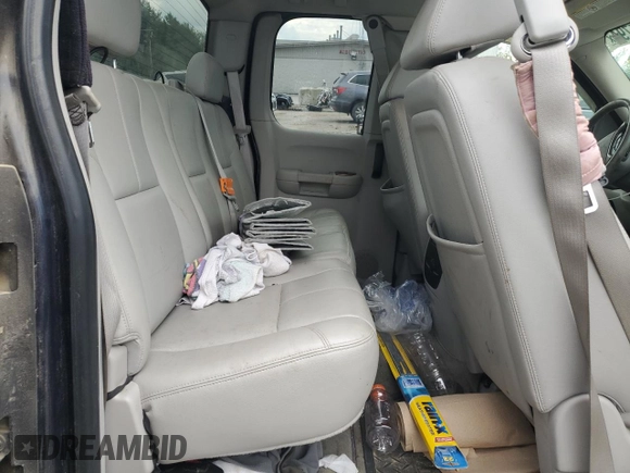 2008 GMC Sierra 2500HD SLT z VIN 1GTHK29648E119149, wystawiony jako Copart lot #73395794 z przebiegiem 98 656 mil mil oraz Szkoda całkowita • Salvage title. Historia ofert i sprzedaży dostępna na DreamBid. Obrazek 10.