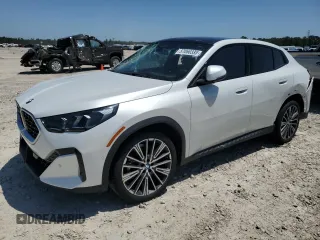 2025 BMW X2 xDrive28i z VIN WBX63GM06S5066386, wystawiony jako Copart lot #57060335 z przebiegiem 1 598 mil mil oraz Czysty tytuł • Clean title. Historia ofert i sprzedaży dostępna na DreamBid. Obrazek 1.