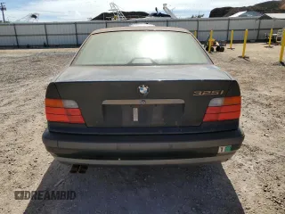 1993 BMW 3 Series z VIN WBACB3316PFE10919, wystawiony jako Copart lot #76412814 z przebiegiem 113 386 mil mil oraz Czysty tytuł • Clean title. Historia ofert i sprzedaży dostępna na DreamBid. Obrazek 6.