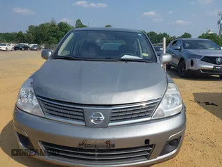 2007 Nissan Versa SL z VIN 3N1BC13E57L424125, wystawiony jako IAAI lot #42418376 z przebiegiem 196 779 mil mil oraz . Historia ofert i sprzedaży dostępna na DreamBid. Obrazek 6.