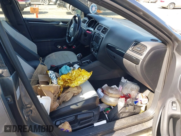 2015 Volkswagen Jetta SE z VIN 3VWD17AJ2FM203540, wystawiony jako IAAI lot #41764738 z przebiegiem Nie podano mil oraz . Historia ofert i sprzedaży dostępna na DreamBid. Obrazek 5.