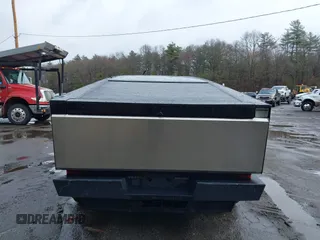 2024 Tesla Cybertruck Cyberbeast z VIN 7G2CEHEE6RA036818, wystawiony jako IAAI lot #41786789 z przebiegiem 5 478 mil mil oraz . Historia ofert i sprzedaży dostępna na DreamBid. Obrazek 15.