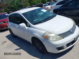 2009 Nissan Versa S z VIN 3N1BC13E39L464089, wystawiony jako IAAI lot #42236267 z przebiegiem 95 046 mil mil oraz . Historia ofert i sprzedaży dostępna na DreamBid. Obrazek 1.