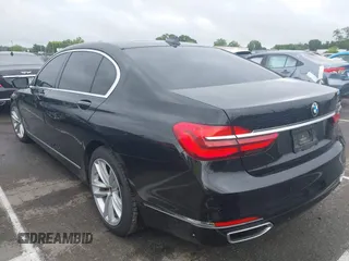2018 BMW 7 Series 750i z VIN WBA7F0C59JGM23945, wystawiony jako IAAI lot #42236737 z przebiegiem 65 576 mil mil oraz . Historia ofert i sprzedaży dostępna na DreamBid. Obrazek 3.