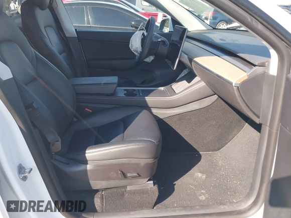 2022 Tesla Model Y Long Range z VIN 7SAYGDEE8NF374636, wystawiony jako IAAI lot #41545669 z przebiegiem 41 965 mil mil oraz . Historia ofert i sprzedaży dostępna na DreamBid. Obrazek 5.