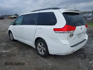 2014 Toyota Sienna LE AAS z VIN 5TDKK3DC5ES447517, wystawiony jako IAAI lot #41930129 z przebiegiem 166 200 mil mil oraz . Historia ofert i sprzedaży dostępna na DreamBid. Obrazek 3.