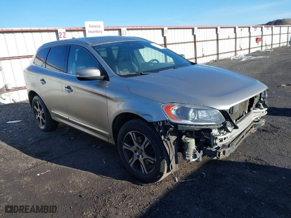 2015 Volvo XC60 T6 Platinum with VIN YV4902RM4F2733932, listed as a IAAI auction lot 41321986 with 103,845 mi miles. Bid and sale history available at carsss.com. Image 1.