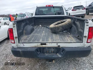 2019 Ram 1500 Tradesman z VIN 3C6JR6DG2KG705859, wystawiony jako IAAI lot #41716700 z przebiegiem 128 721 mil mil oraz . Historia ofert i sprzedaży dostępna na DreamBid. Obrazek 15.