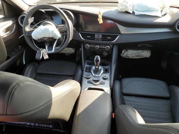 2023 Alfa Romeo Giulia Veloce z VIN ZARFAMBN9P7668555, wystawiony jako Copart lot #82284124 z przebiegiem 14 296 mil mil oraz Nie do naprawy. Historia ofert i sprzedaży dostępna na DreamBid. Obrazek 8.