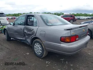 1995 Toyota Camry LE z VIN 4T1SK12E0SU634143, wystawiony jako IAAI lot #42274448 z przebiegiem 159 962 mil mil oraz . Historia ofert i sprzedaży dostępna na DreamBid. Obrazek 3.