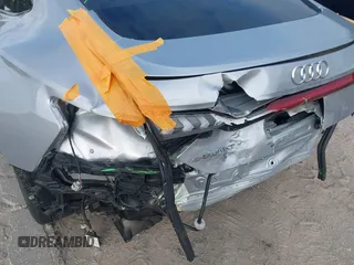 2022 Audi e-tron GT Prestige z VIN WAUEJBFW7N7001491, wystawiony jako IAAI lot #41356266 z przebiegiem 42 738 mil mil oraz . Historia ofert i sprzedaży dostępna na DreamBid. Obrazek 20.