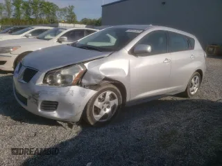2009 Pontiac Vibe 1SA z VIN 5Y2SP678X9Z456437, wystawiony jako Copart lot #52857525 z przebiegiem 85 913 mil mil oraz Szkody całkowita. Historia ofert i sprzedaży dostępna na DreamBid. Obrazek 1.